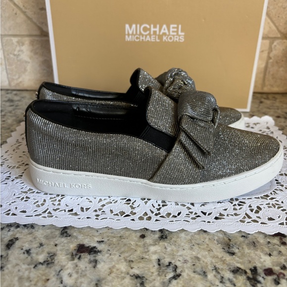 Michael Kors Almost New Willa Silver Glitter Sneakers Size 6.5 - Picture 4 of 15